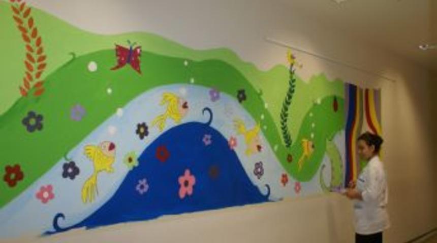 Hastane Polikliniğine Ressam Fır&ccedil;ası Değdi