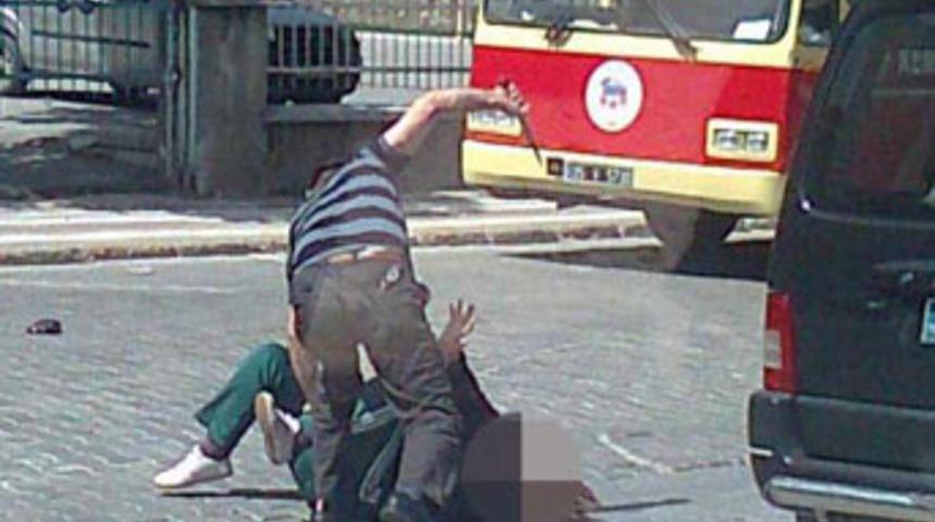 Sokak ortasında eşini bı&ccedil;akladı