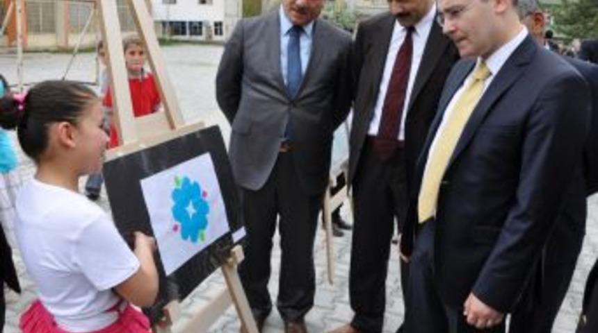 İlk&ouml;ğretim &ouml;ğrencileri okul bah&ccedil;esinde resim sergisi a&ccedil;tı