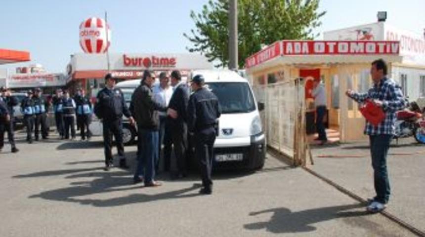 Zabıta D&uuml;kkanını M&uuml;h&uuml;rlemeye Gelince Benzin D&ouml;k&uuml;p Kendini Yakmak İstedi