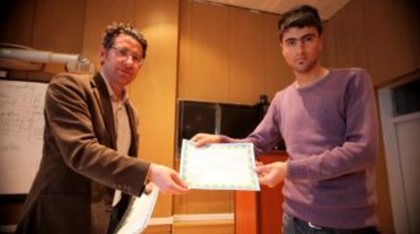 K&uuml;rt&ccedil;e kursiyerlerine K&uuml;rt&ccedil;e ve T&uuml;rk&ccedil;e yazılı takdirname