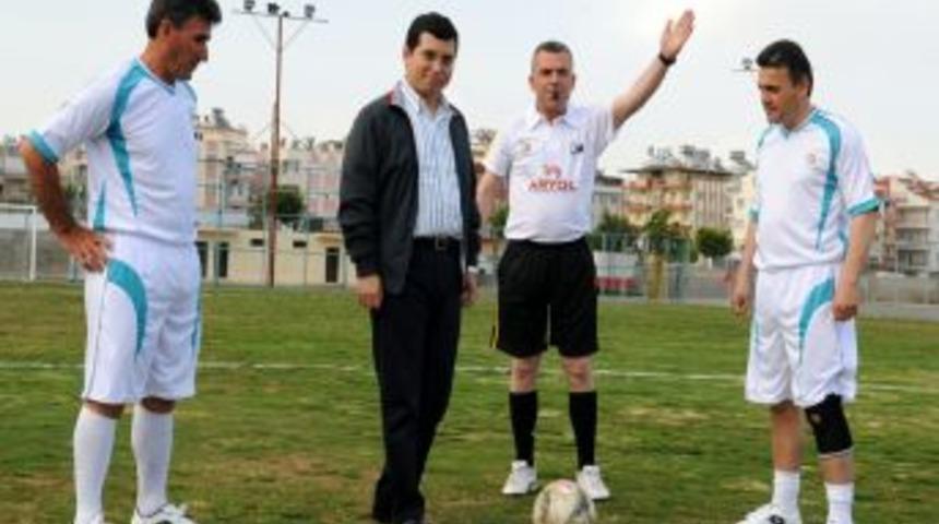 Hemşehri Dernekleri Turnuvası'nın ikincisi ş&ouml;hretler karması ile başladı