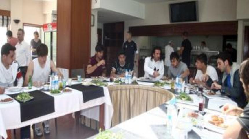 Tayfur Havut&ccedil;u'dan futbolculara moral yemeği