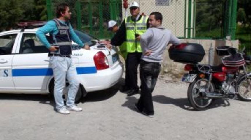 Gediz'de Motosiklet S&uuml;r&uuml;c&uuml;lerine Karşı Denetimler Artırıldı