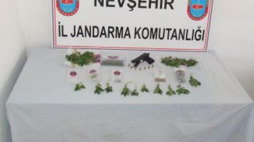 İşyerinde esrar ve tabanca ele geçirildi