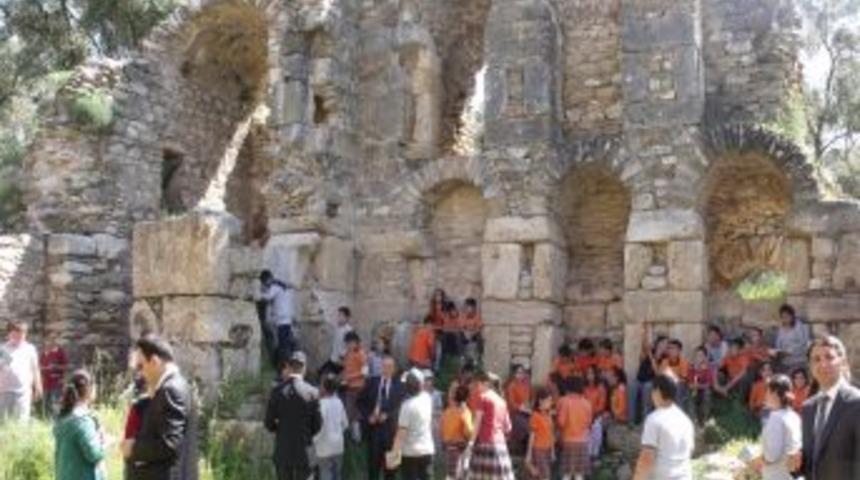 90 &Ouml;ğrenci 2 Bin 200 Yıllık K&uuml;t&uuml;phanede Kitap Okudu