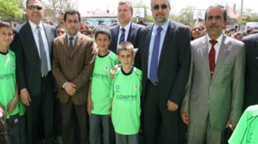 Konyaspor, Öğrencilere Forma Dağıtıyor