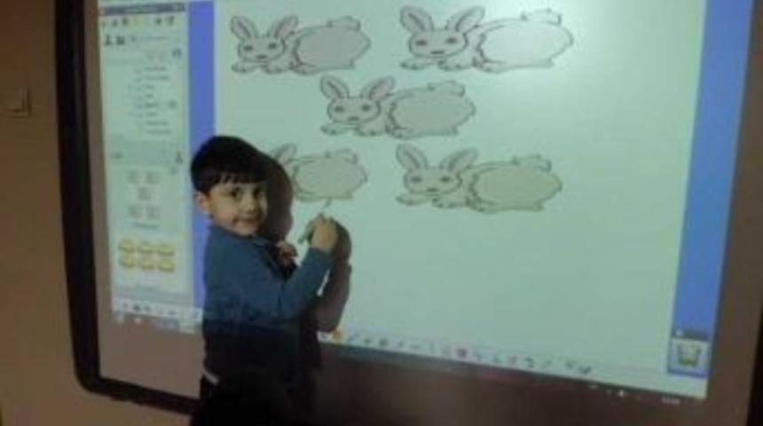 Anaokulunda akıllı tahtayla tanıştılar