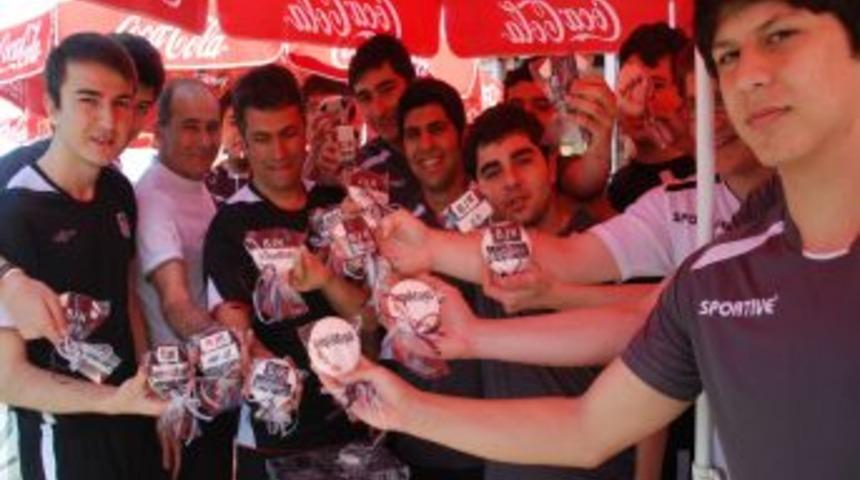 Bayan Taraftardan Kurabiye Jesti