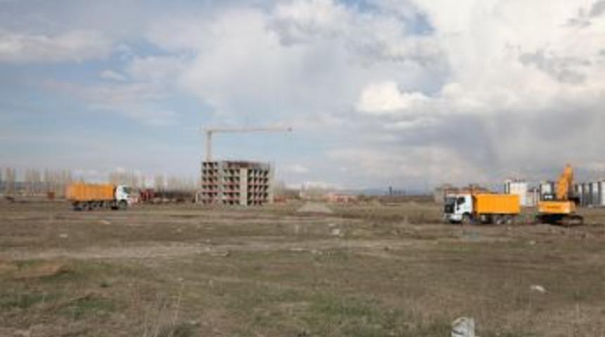 Ağrı İbrahim &Ccedil;e&ccedil;en &Uuml;niversitesi'nde binalar y&uuml;kseliyor