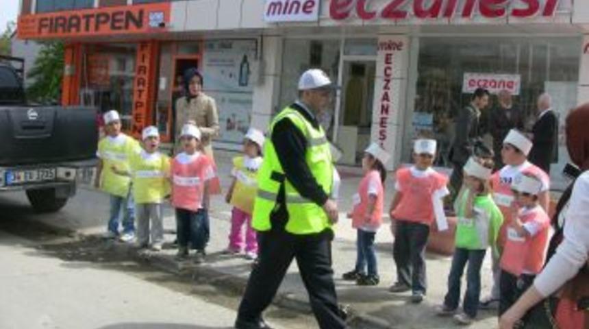 Anaokulundaki minikler trafik konusunda bilgilendirildi