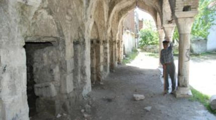 D&uuml;zceliler: Caminin bitişiğindeki medrese ahır olarak kullanıldı