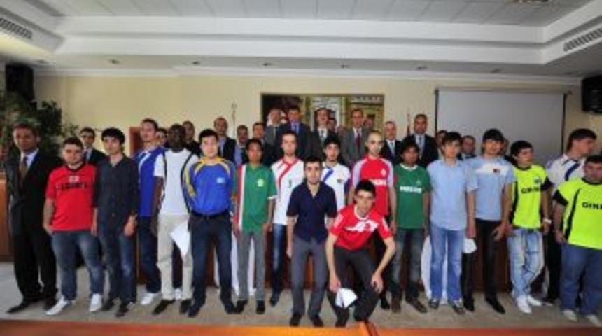 24 ayrı &uuml;lkeden Bursa'ya gelen &ouml;ğrenciler yeşil sahada terleyecek