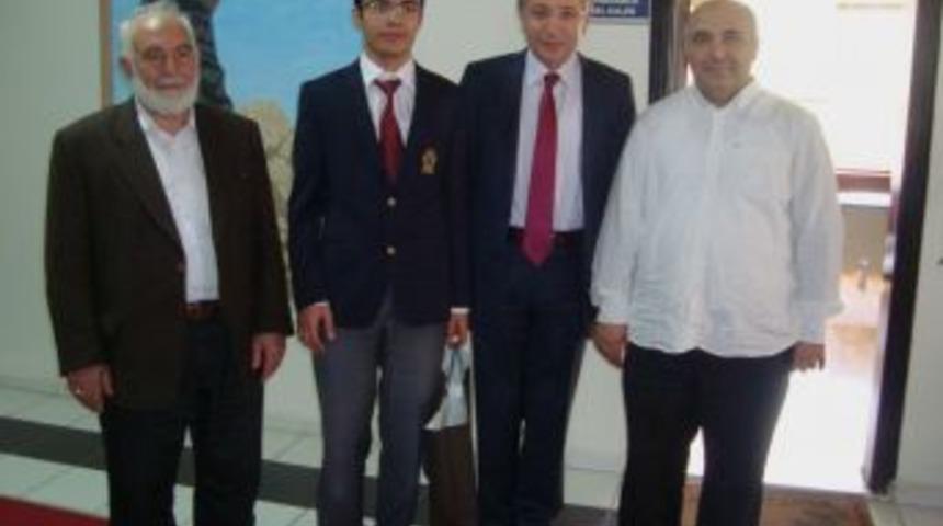 Kemalpaşa' da YGS birincisi K&ouml;rfez Dershanesi'nden &ccedil;ıktı