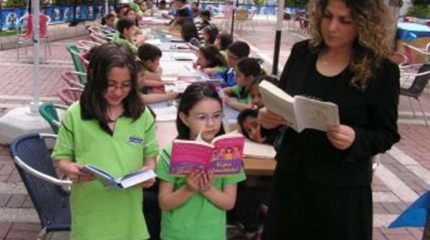 Minik &Ouml;ğrenciler Kitap Okuyarak Kampanyaya Destek Verdi