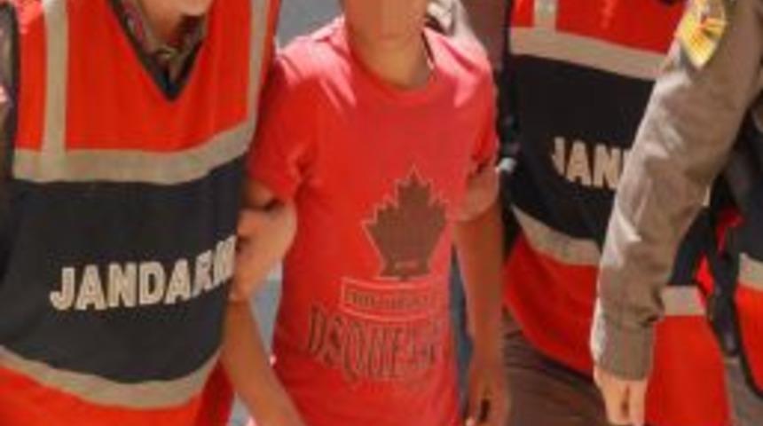 Kız Kardeşine Mektup Yazan &Ouml;ğrenciyi Sopayla Hastanelik Etti