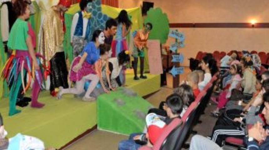 &Uuml;niversite &Ouml;ğrencileri L&ouml;semili &Ccedil;ocukları G&uuml;ld&uuml;rd&uuml;