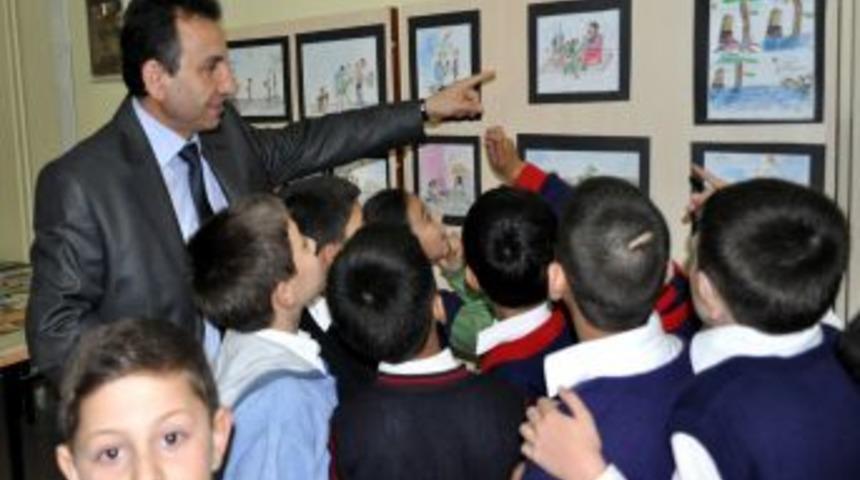 Kütüphane Müdüründen Karikatür Sergisi