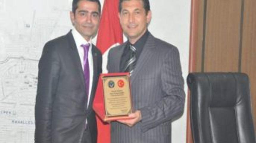 Kamu Sen'den Kızıltepe İlçe Emniyet Müdürüne Plaket