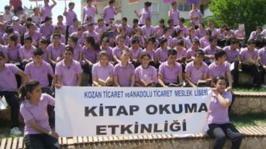 Halka &ouml;rnek olmak i&ccedil;in parkta kitap okudular