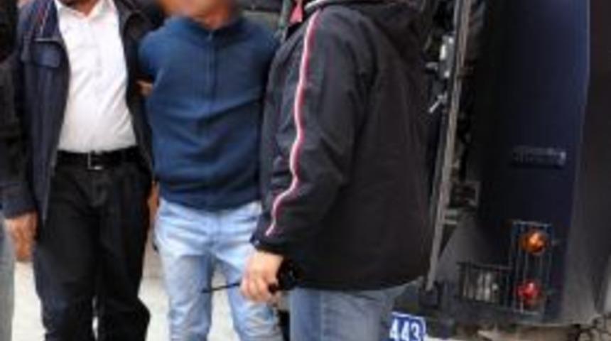 Birlikte alkol aldıkları arkadaşlarını bı&ccedil;aklayıp arazide bıraktılar