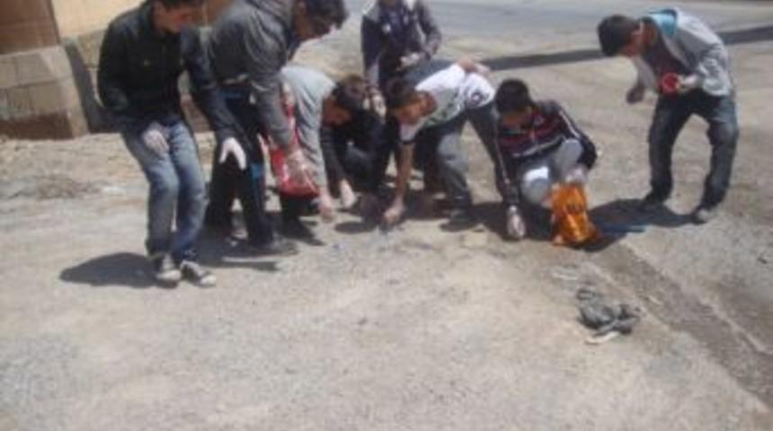 &Ccedil;aldıranlı &Ouml;ğrenciler Sokak Sokak Dolaşıp Mavi Plastik Kapak Topluyor