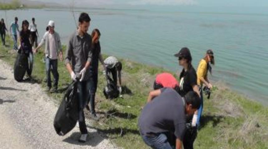 &Uuml;niversite &Ouml;ğrencileri G&ouml;l Sahilinde Temizlik Yaptı