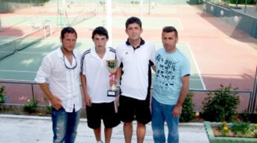 Ayvalık Anadolu Lisesi Teniste T&uuml;rkiye Finallerinde