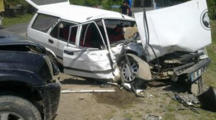 &Uuml;nye'de Trafik Kazası: 5 Yaralı