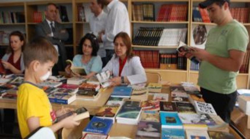 Beşiktaş Taraftarlar Derneği Kadın Kollarından K&uuml;t&uuml;phaneye 300 Kitap Desteği