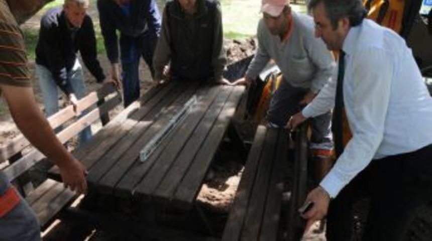 Atat&uuml;rk Parkı'na Yeni Piknik Masaları Yerleştiriliyor