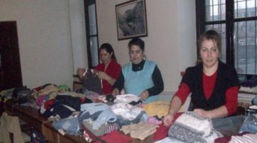 'Giymiyorsan Giydir' kampanyasıyla ihtiya&ccedil; sahiplerinin y&uuml;z&uuml; g&uuml;l&uuml;yor