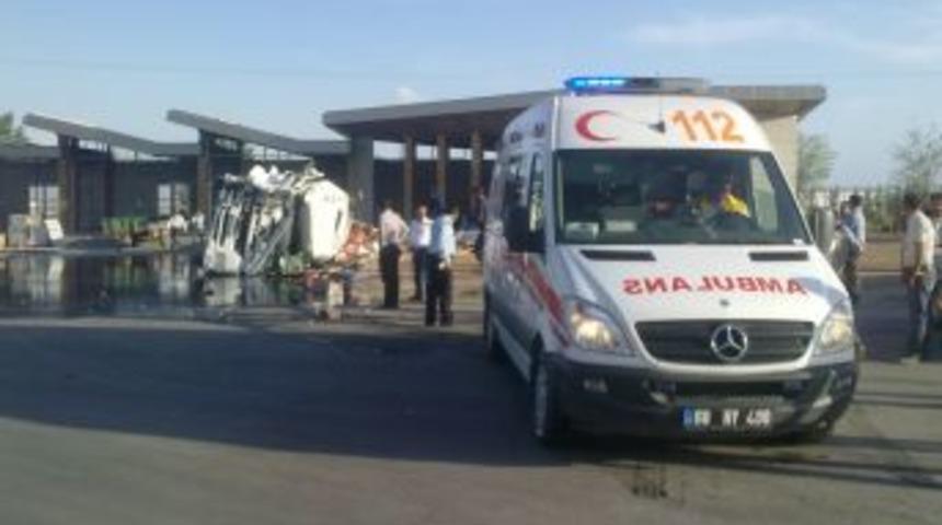 Asfalt zifti y&uuml;kl&uuml; tanker petrol istasyonuna devrildi