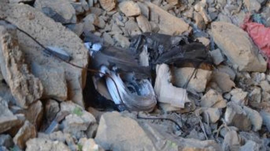 Hakkari &Ccedil;ukurca karayolunda 10 kilo patlayıcı bulundu