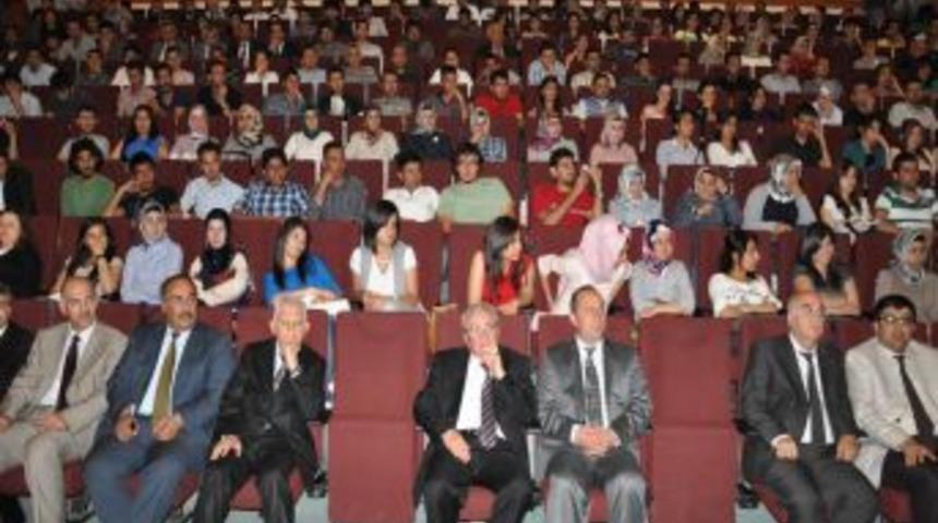 "Evrim tartışmalarının asıl noktası bir yaratıcının kabul&uuml; veya reddidir"