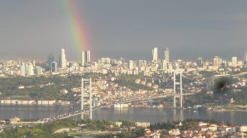 İstanbul g&uuml;ne g&ouml;kkuşağı ile uyandı