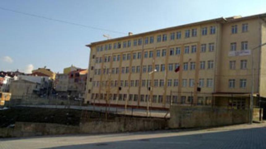 Sınıfta &ouml;ğretmenini bı&ccedil;akladı