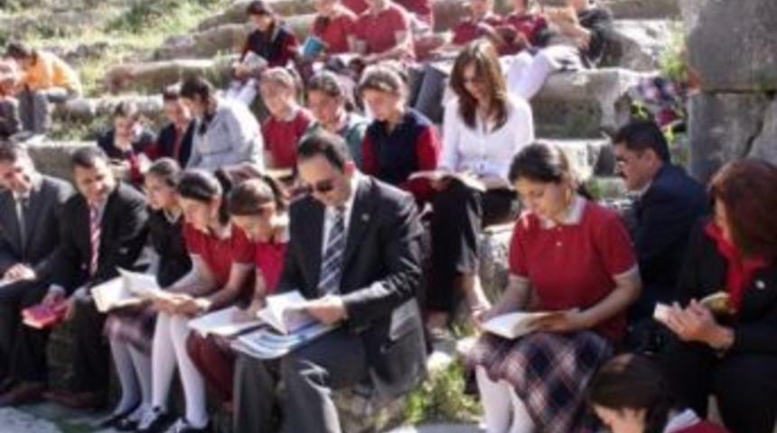 2.200 yıllık k&uuml;t&uuml;phanede kitap okudular