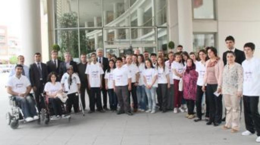 Fiziksel engelli 30 gen&ccedil; eserlerini sergiledi