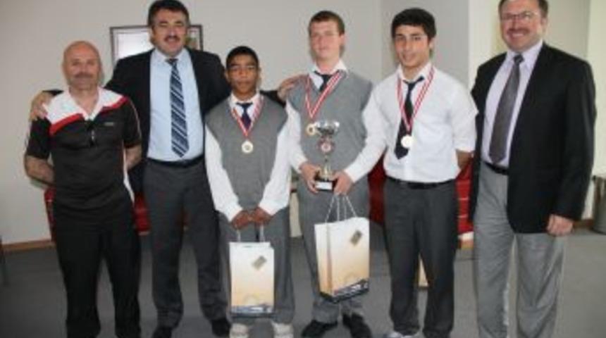 Şampiyon g&uuml;reş&ccedil;iler'den Hızlı'ya ziyaret