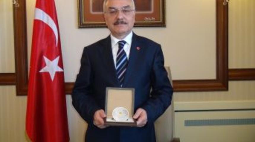 Vali Yenig&uuml;n'e B&uuml;y&uuml;k &Ouml;d&uuml;l