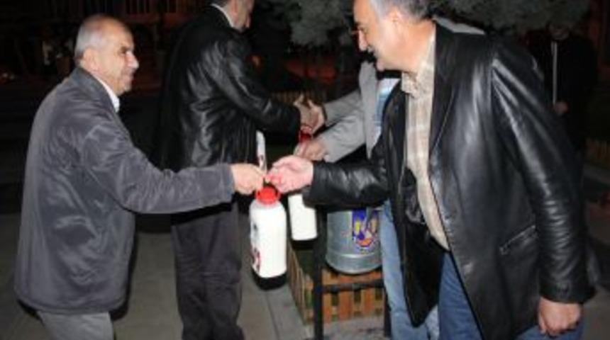 Sabah namazına gelen cemaate s&uuml;t s&uuml;rprizi