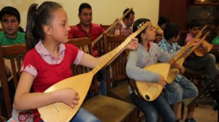 Bağlama Eğitimine Minikler Daha Fazla İlgi G&ouml;steriyor