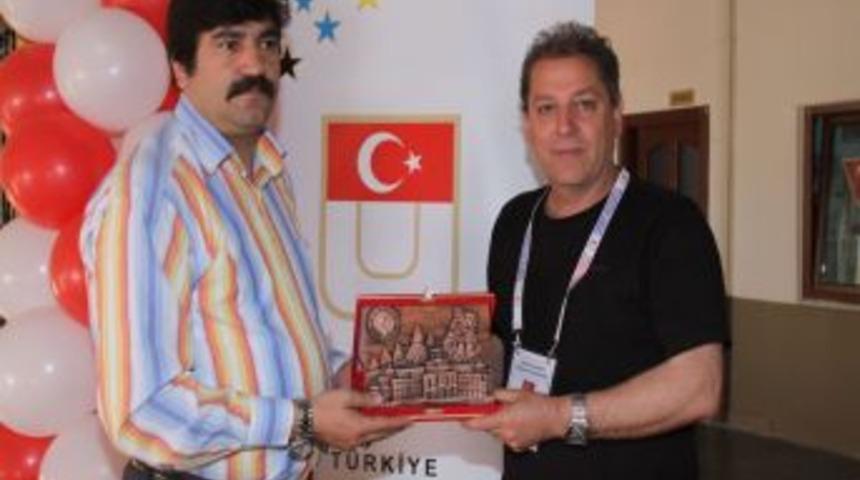 Ne&uuml;'den Misafir &Uuml;niversite Takımlarına Plaket