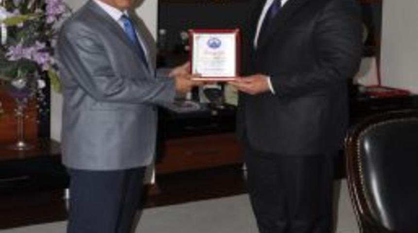 Karsiad'dan Adana Emniyet M&uuml;d&uuml;r&uuml;ne Plaket