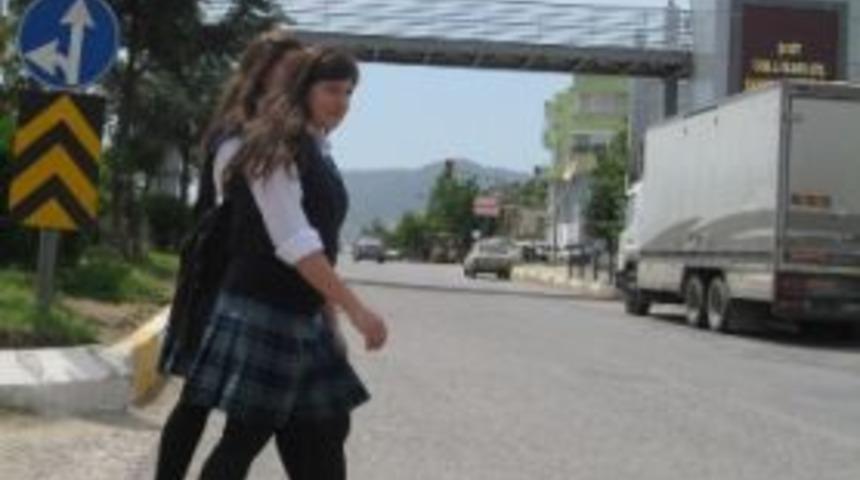 Bir Allahın kulu ge&ccedil;miyor