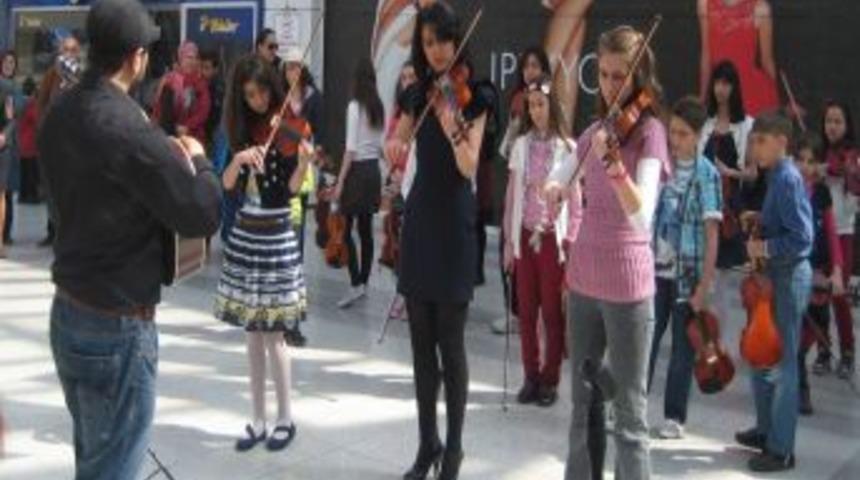 İzmek'in M&uuml;zik Kurslarına Yoğun İlgi