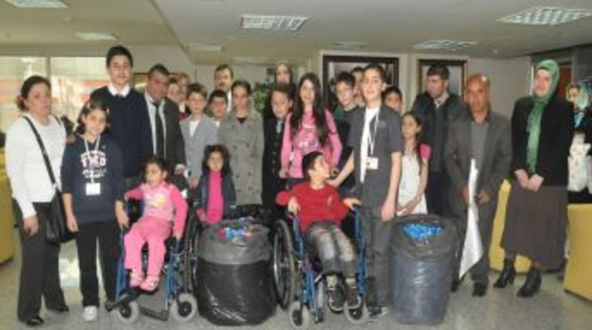 &Ccedil;ocuk Meclisi &uuml;yeleri, mavi kapaklarla 2 engelliye tekerlekli sandalye aldı