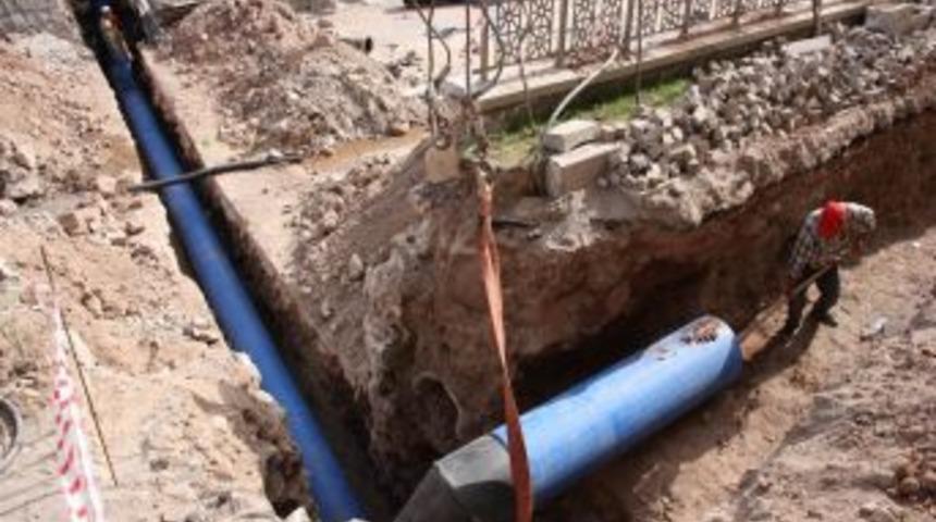 Tarihi K&ouml;pr&uuml;n&uuml;n Yanındaki Su Borusu Taşınıyor