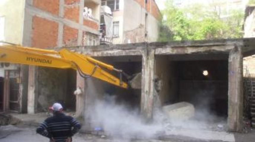 Tehlikeli Yapı Belediye Tarafından Yıkıldı